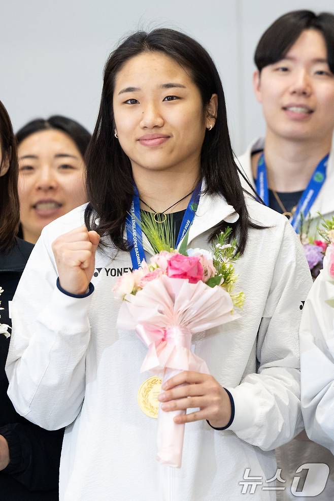 전영 오픈에서 우승을 차지한 배드민턴 안세영이 18일 오후 인천국제공항을 통해 귀국해 기념촬영하고 있다. 배드민턴 여자 단식 세계랭킹 1위 안세영은 지난 17일(한국시간) 영국 버밍엄에서 열린 세계배드민턴연맹(BWF) 월드투어 슈퍼 1000 전영 오픈 여자 단식 결승전에서 왕즈이(중국)을 상대로 역전승해 2년 만의 정상 탈환에 성공했다. 또 올해 들어 20경기 연속 무패 행진을 이어가며 국제대회 4연속 우승이라는 금자탑도 세웠다. 2025.3.18/뉴스1 ⓒ News1 이승배 기자