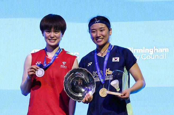 Winner South Korea's An Se Young (R) celebrates with trophy during the podium ceremony after winning against China's Wang Zhi Yi (L) at the end of the Women's Singles Final at the All England Open Badminton Championships at the Utilita Arena in Birmingham, central England, on March 16, 2025. (Photo by Darren Staples / AFP)<저작권자(c) 연합뉴스, 무단 전재-재배포, AI 학습 및 활용 금지>