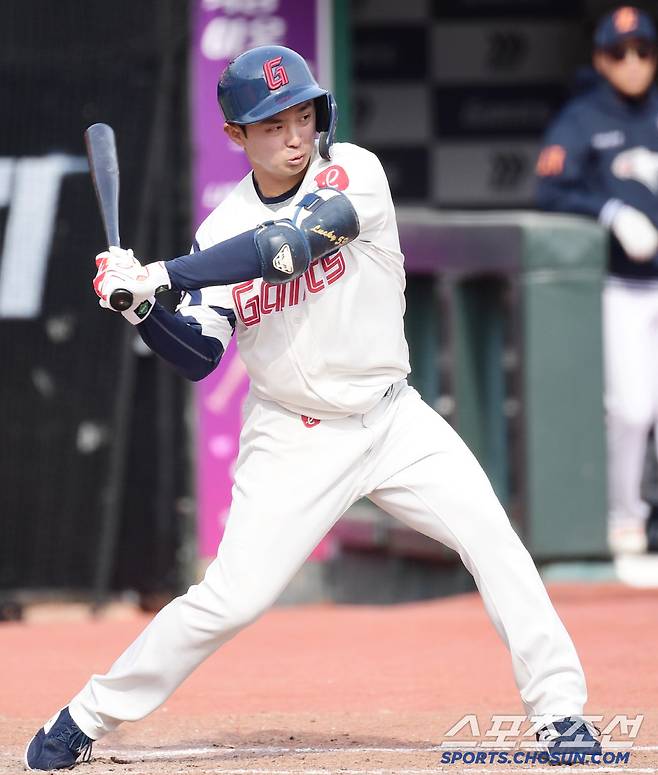 13일 부산 사직구장에서 열린 KBO리그 시범경기 롯데와 한화의 경기. 타격하는 롯데 이태경. 부산=송정헌 기자songs@sportschosun.com/2025.03.13/