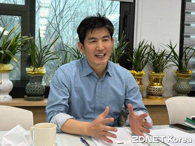 김완집 전국정보보호정책협의회 초대 회장이자 서울시 정보보안과장이 지디넷코리아와 인터뷰를 하고 있다. (사진=유혜진 기자)