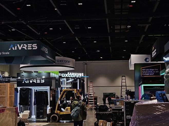 17일(현지시간) 미국 새너제이 컨벤션 센터에서 참가 기업들의 전시 부스가 설치되고 있다. 사진 박준이 기자