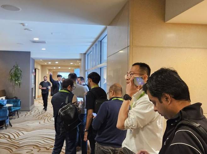 17일(현지시간) 오후 3시 박정수 SK하이닉스 연구원이 진행한 '고대역폭 메모리(HBM)' 주제 발표 세션장 앞에 참가자들이 줄을 서서 대기하고 있다. 사진 박준이 기자