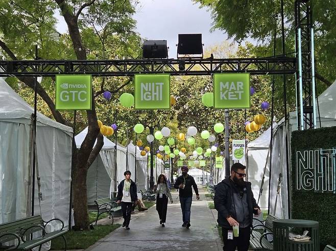 17일(현지시간) 미국 새너제이 메리어트호텔 앞에 마련된 'GTC 공원' 앞에는 참가자들이 자유롭게 식사를 하고 휴식을 취하고 있었다. 사진 박준이 기자