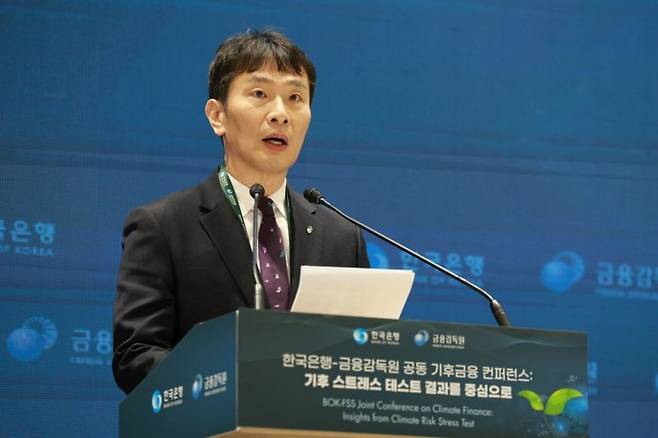 이복현 금융감독원장이 18일 서울 중구 한은에서 열린 기후금융 콘퍼런스에서 개회사를 하고 있다. 한국은행