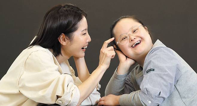 "언니 나오는 장면에선 '우와, 영화 같다, 짝짝짝!' 그러면서 감탄해요. 진짜 멋있어요!" 연극 '젤리피쉬' 개막을 앞둔 서울 충정로 모두예술극장, 딸 '켈리'역 백지윤(오른쪽) 배우의 말에 엄마 '아그네스'역 정수영 배우는 "지윤이는 세상에서 가장 용기 있는 배우"라며 웃었다. /박성원 기자