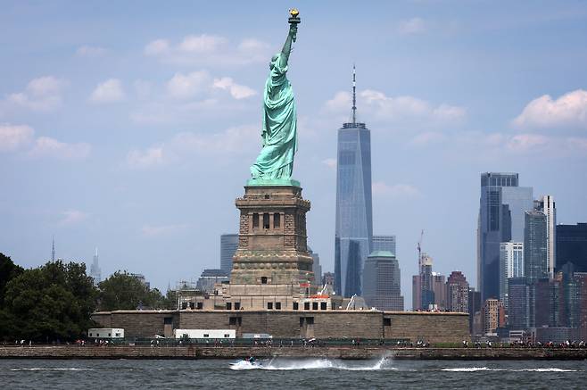 미국 뉴욕 리버티섬에 있는 자유의 여신상 전경. /AP 연합뉴스