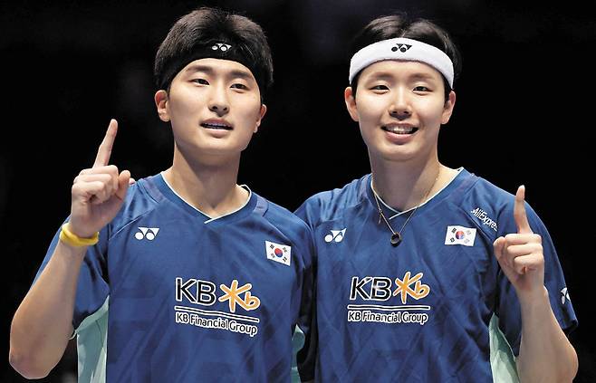 서승재·김원호도 쾌거 - 17일 전영오픈 남자 복식 정상에 오른 김원호(왼쪽)와 서승재. /AFP 연합뉴스