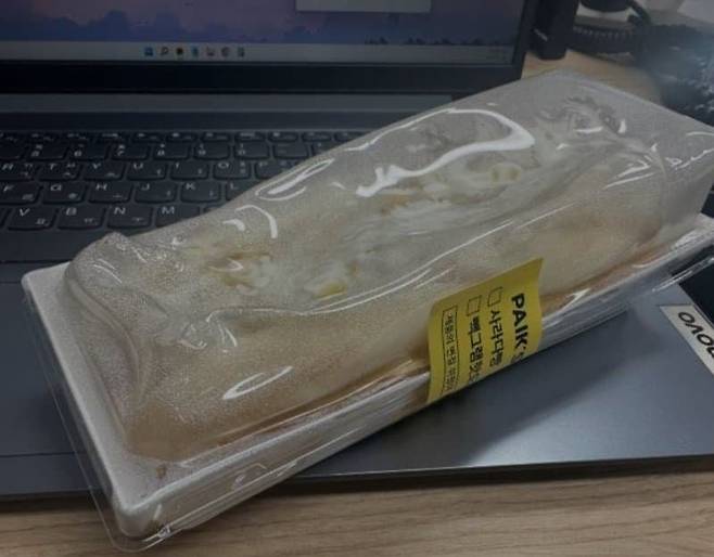 뺵다방에서 구매한 빵을 직원이 용기채 전자레인지에 데우며 플라스틱 용기가 찌그러진 모습. /온라인 커뮤니티 화면 캡처