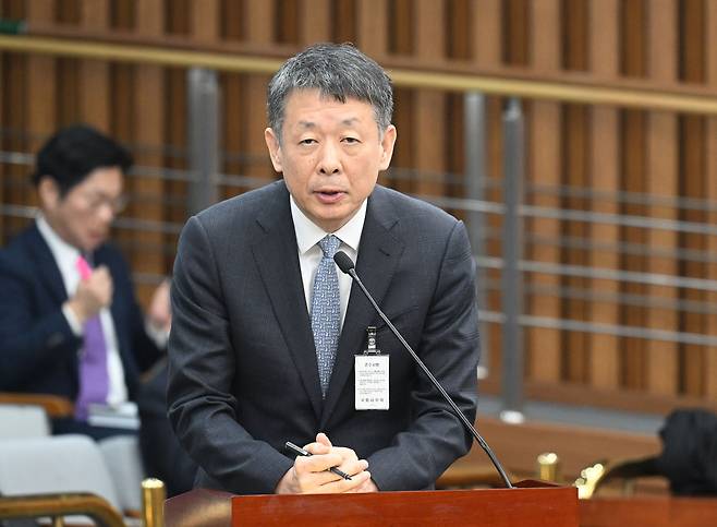 김광일 MBK 파트너스 부회장 겸 홈플러스 공동 대표가 18일 오전 서울 여의도 국회에서 열린 정무위원회 홈플러스 기업회생절차에 대한 현안 질의에서 답변하고 있다. /뉴스1