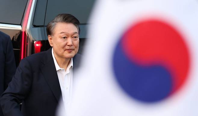 서울구치소에서 석방된 윤석열 대통령이 8일 서울 한남동 관저 앞에 도착, 차량에서 내려 지지자들을 향해 인사하고 있다. 사진=연합뉴스