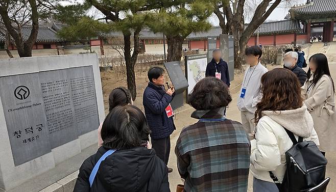인정전 내부 관람을 위해&nbsp;모인 참가자들.