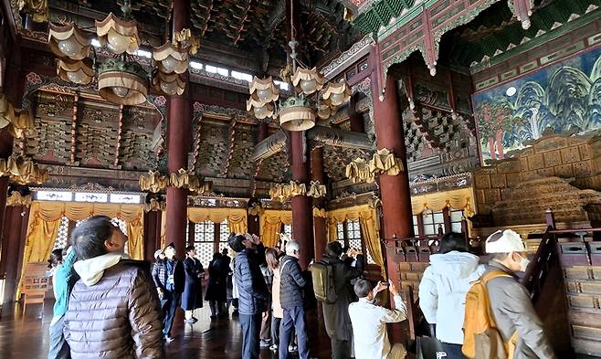 참가자들이 인정전 내부를 살펴보고 있다.&nbsp;&nbsp;