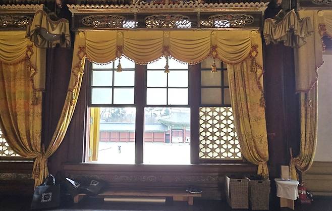 창덕궁에서 볼 수 있는 노란 커튼.