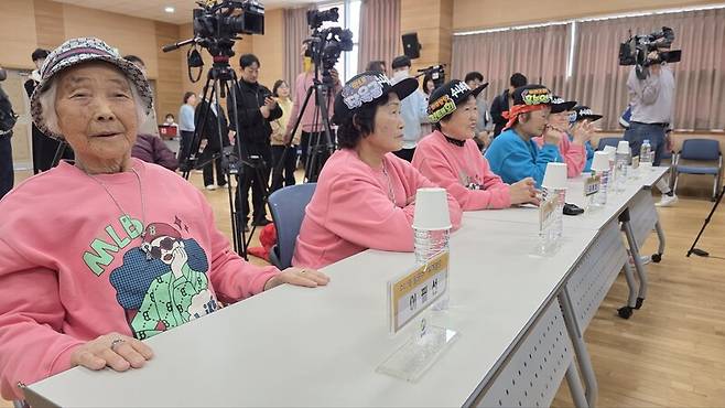 18일 ‘수니와칠공주’ 공개 오디션에 멤버들이 객석에 앉아 참가자들을 지켜보고 있다. 김규현 기자