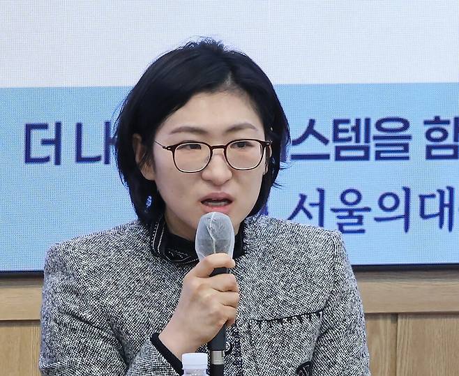 18일 서울 종로구 서울대학교 의과대학 융합관 양윤선홀에서 \'더 나은 의료시스템을 함께 만들어가는 의료소비자·공급자 공동행동\'이 연 \'우리의 현주소: 의료시스템 수행지표의 팩트 검토\' 토론회에서 하은진 서울대병원 중환자의학과 교수가 발언하고 있다. 연합뉴스