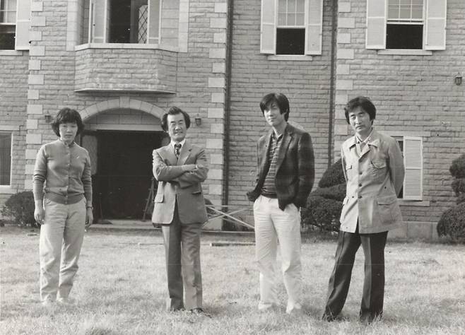 1980년대 초 서울미술관 건물 앞에 나란히 선 강명희 작가, 김윤수 초대 관장, 임세택 작가, 신학철 작가. 김달진미술자료박물관 제공