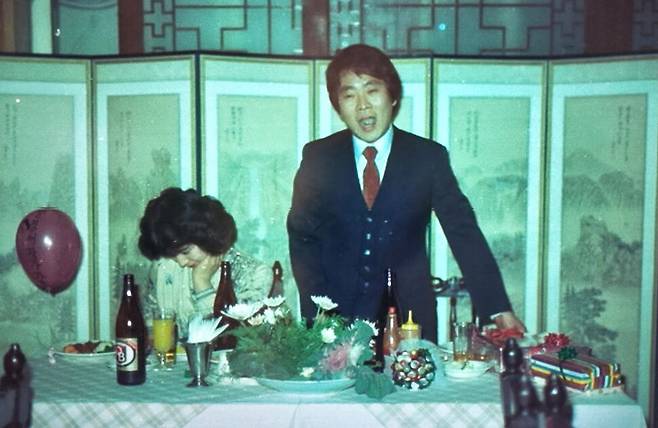 1985년 7월 큰비가 내리는 가운데 서울미술관에서 열렸던 음악인 김민기의 결혼식 피로연 사진. 축하 노래를 불러준 하객들 앞에서 양복을 입은 김민기가 답사를 하고 있다. 김달진미술자료박물관 제공