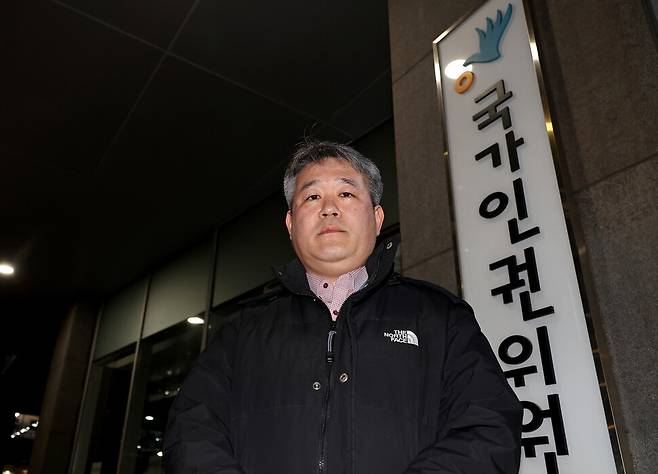 문정호 전국공무원노동조합 국가인권위윈회지부 지부장이 2025년 2월24일 한겨레21과의 인터뷰에 앞서 서울 중구 인권위 앞에서 사진 촬영을 하고 있다. 이종근 선임기자 