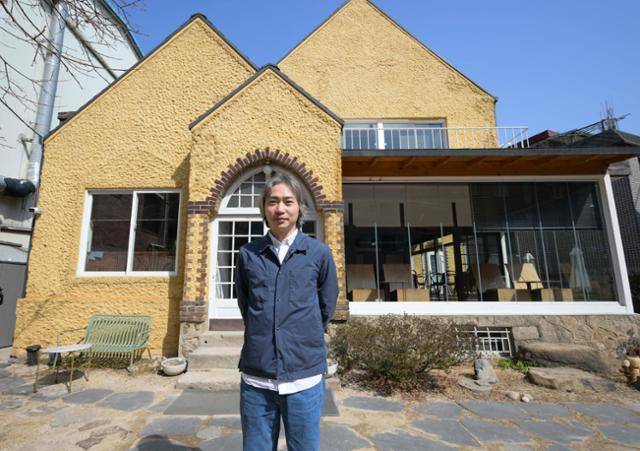 정이삭 동양대 교수가 14일 서울 용산구 청파동 주택(현 카페 '킷테')에서 리모델링 과정을 설명하고 있다. 강예진 기자