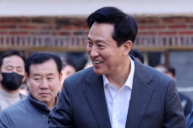 오세훈 서울시장이 17일 서울 구로구 오류동 소규모 재건축 현장을 둘러보고 있다. 뉴스1