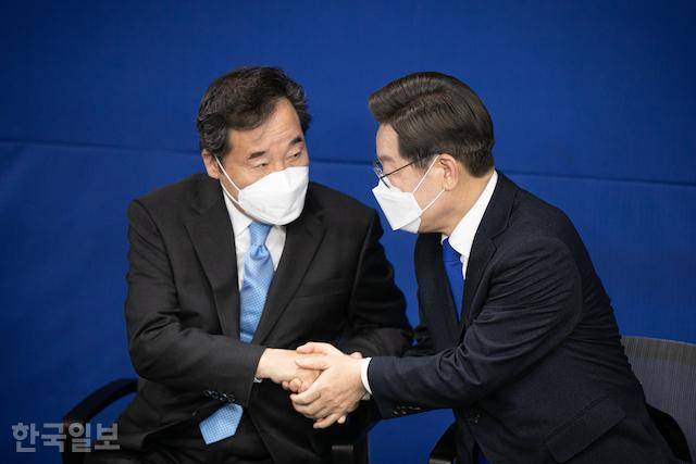 제20대 대선 이튿날인 2022년 3월 10일 이낙연(왼쪽) 당시 더불어민주당 총괄선대위원장과 이재명 후보가 서울 여의도 민주당 중앙당사에서 열린 선거대책위원회 해단식에 참석해 서로 격려하고 있다. 한국일보 자료사진