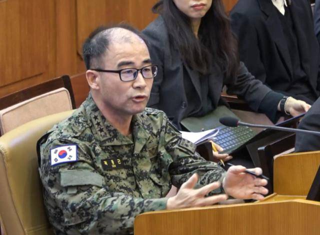 곽종근 전 육군특수전사령관이 지난달 6일 서울 종로구 헌법재판소에서 열린 윤석열 대통령 탄핵심판 6차 변론기일에 증인으로 출석해 피청구인인 윤 대통령 측 대리인들의 질문에 답하고 있다. 헌법재판소 제공