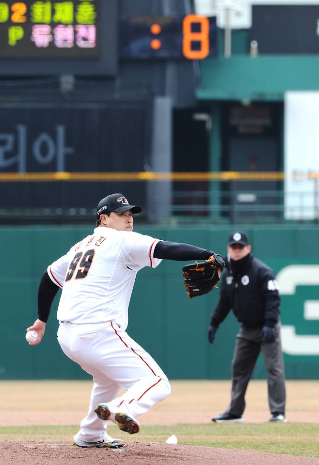 2024 프로야구 한화 이글스와 KIA 타이거즈의 시범경기가 12일 오후 대전 한화생명이글스파크에서 열렸다. 선발등판한 류현진 뒤로 피치클록 전광판이 보이고 있다. 대전=김민규 기자 /2024.03.12/
