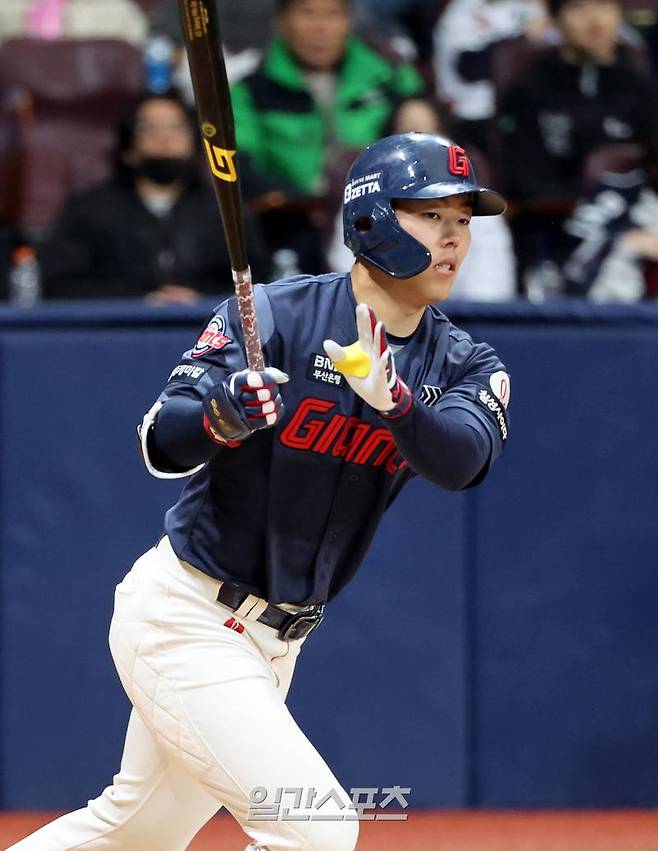 고승민이 17일 오후 서울 고척스카이돔에서 열린 2025 KB0리그 키움히어로즈와 롯데자이언츠의 프로야구 시범경기에서 3회초 타격을 하고 있다. 1루수 라인드라이브. 고척=김민규 기자 mgkim1@edaily.co.kr /2025.03.17/