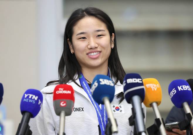 <yonhap photo-3450=""> 인터뷰하는 안세영 (영종도=연합뉴스) 이정훈 기자 = 세계배드민턴연맹(BWF) 월드투어 슈퍼1000 전영오픈에서 우승한 안세영이 18일 인천국제공항 2터미널을 통해 귀국한 뒤 인터뷰하고 있다. 2025.3.18 uwg806@yna.co.kr/2025-03-18 17:35:00/ <저작권자 ⓒ 1980-2025 ㈜연합뉴스. 무단 전재 재배포 금지, AI 학습 및 활용 금지></yonhap>