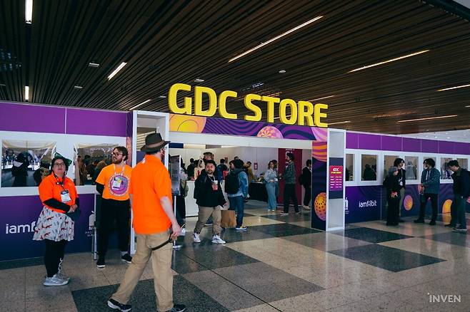 ▲ 첫 강연 듣느라 늦었지만 굿즈샵도 놓치면 안됩니다