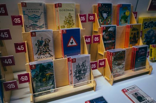 ▲ 그 옆에는 실물 인디 게임을 만날 수 있는 공간도 있어요