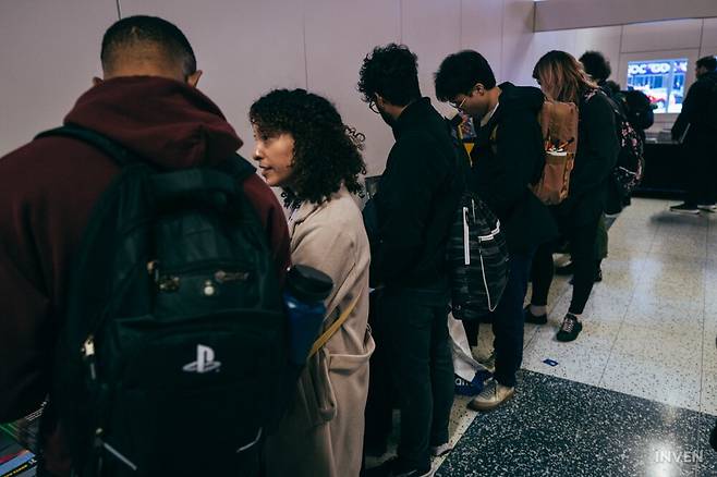 ▲ 길게 줄 서서 집중하고 있는 사람들에게 다가가 보면