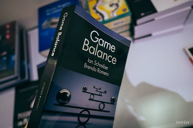 ▲ 보고만 있어도 똑똑해지는 것 같은(?) 게임 밸런스 책부터