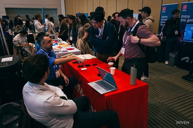 ▲ 복도 한편에 만들어진 부스에서는 B2B 미팅도 활발하게 이뤄지고 있었고요