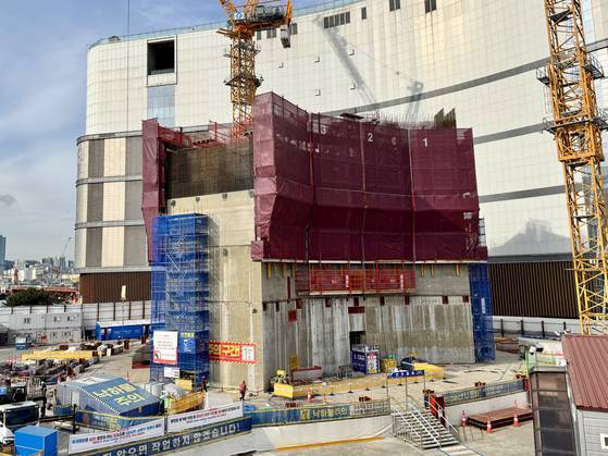 지난 3월 5일 부산롯데타워 신축현장에서 타워크레인 2호기가 상판을 끌어 올리고 있다. 김홍준 기자