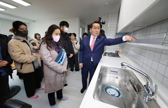 인천형 주거정책인 '천원주택' 신청 접수가 시작된 6일 인천 미추홀구 도화동 천원주택에서 유정복 시장과 예비 입주자들이 시설을 둘러 보고 있다.   연합뉴스