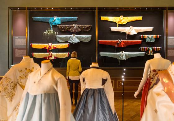 3월15일부터 8월10일까지 독일 드레스덴 성(레지덴츠 궁)에서 열리는 ‘백 가지 행복, 한국문화특별전’의 전시실 모습. 한국 대표 유물 185건 349점이 나들이한 이번 전시에 현지 관계자들도 뜨거운 관심을 보였다. 사진 국립중앙박물관