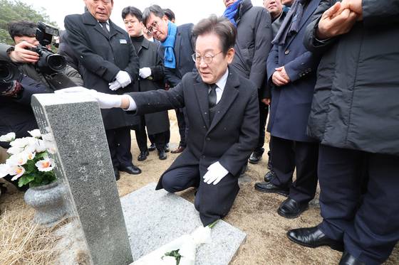 이재명 더불어민주당 대표가 18일 광주 북구 5.18민주묘역을 찾아 한강작가 '소년이 온다' 주인공 '동호'의 모티브가 되었던 고 문재학 열사의 묘를 참배하고 있다. 뉴스1