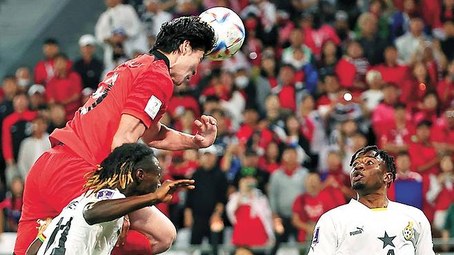 카타르월드컵 가나전에서 헤딩골을 터트리고 있는 조규성. [연합뉴스]