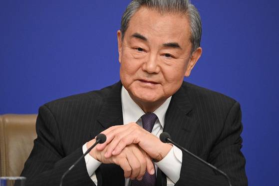 왕이 중국 외교부장은 오는 22일 일본에서 열리는 한중일 3국 외교장관회의 참석을 위해 약 5년만에 일본을 찾을 전망이다. 사진은 기자회견 중인 왕이 외교부장. AFP=연합뉴스