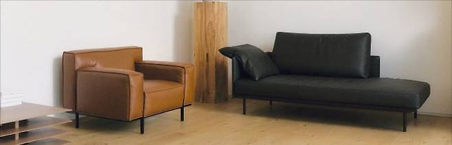 믹스매치 스타일링으로 세련된 분위기를 연출하는 ‘보눔’ 1인 소파와 ‘바드’ 데이베드. /알로소 제공