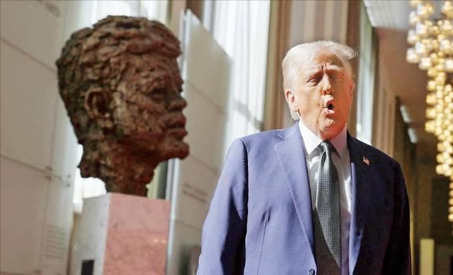 < 케네디 동상 앞 트럼프 > 도널드 트럼프 미국 대통령이 17일(현지시간) 워싱턴DC 케네디센터에서 기자들 질문에 답하고 있다. 트럼프 대통령 옆은 존 F 케네디 전 대통령 동상이다. /로이터연합뉴스