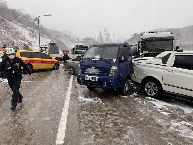 18일 오전 10시 40분쯤 전남 보성군 남해고속도로 초암산터널 인근에서 차량 42대가 다중 추돌했다. 사진은 현장 모습. 전남소방본부 제공