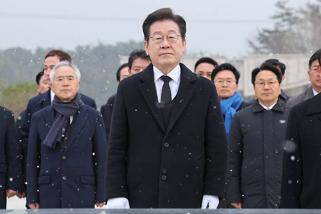 이재명 더불어민주당 대표가 18일 광주 북구 국립 5·18민주묘지에서 참배하고 있다. 연합뉴스