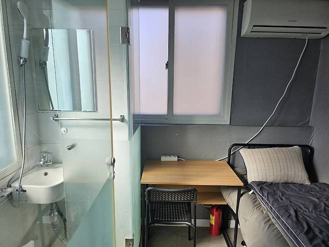 A 10-square-meter unit is seen at Simple House, a gosiwon near Seoul's Sinchon Station. (Choi Jae-hee/The Korea Herald)