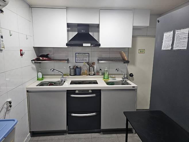 Shared kitchen at Simple House (Choi Jae-hee/The Korea Herald)