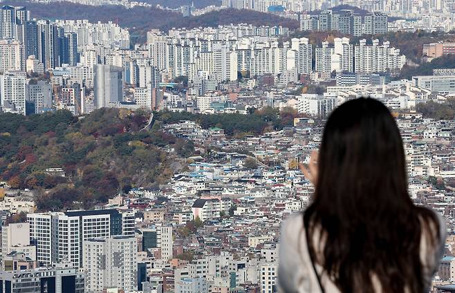Apartment buildings seen from Mount Namsan in central Seoul on Nov. 18, 2024. [YONHAP]