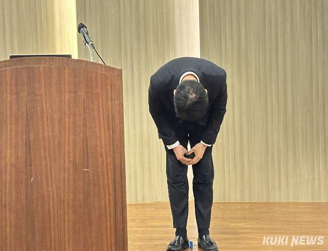 위믹스 재단은 17일 오전 10시 경기 성남 분당구 한컴타워에서 ‘위믹스 자산 탈취 관련 기자회견’을 열었다. 김석환 위믹스 싱가포르 대표(PTE.LTD)가 고개 숙여 사과하고 있다. 유채리 기자