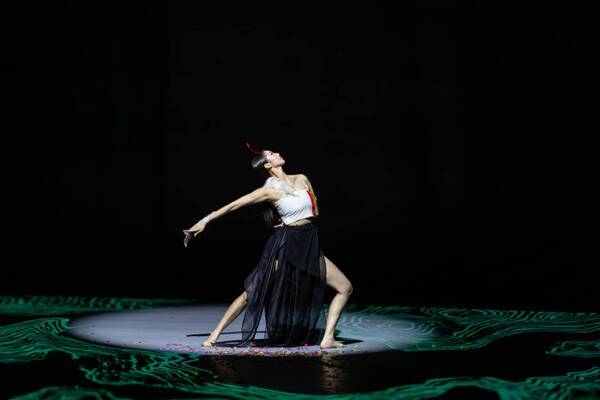 ‘봉수당 진찬연 : 그 움직임의 포말’ 공연 장면. 수원문화재단 제공