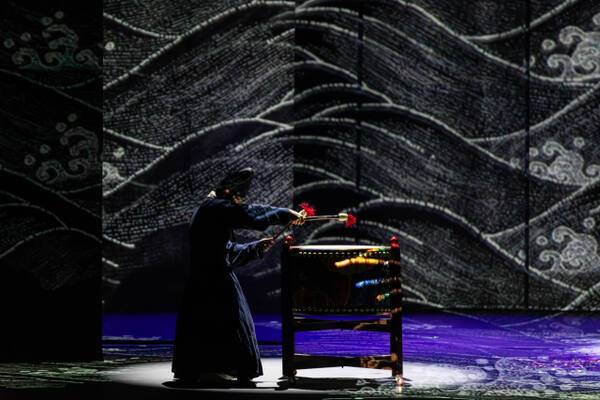 29일 정조테마공연장에서 열리는 ‘봉수당 진찬연 : 그 움직임의 포말’ 공연 장면. 수원문화재단 제공